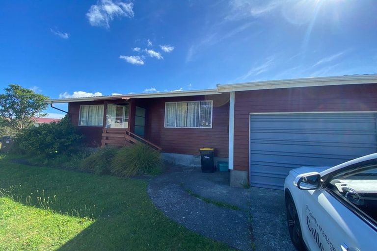 Photo of property in 54 Churton Drive, Churton Park, Wellington, 6037