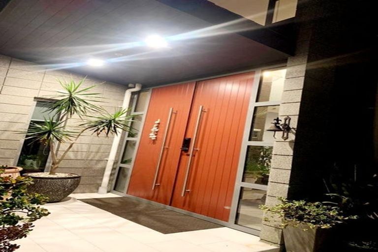 Photo of property in 37 Newington Road, Henderson, Auckland, 0612