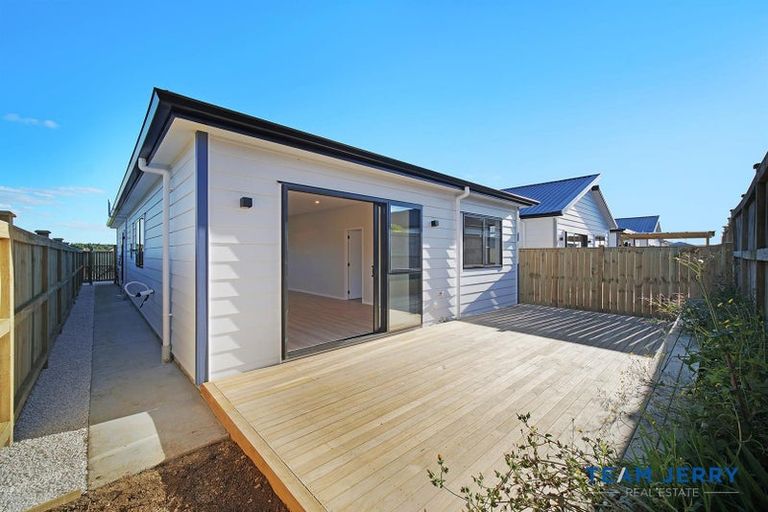 Photo of property in 43 Tributary Parade, Karaka, 2113