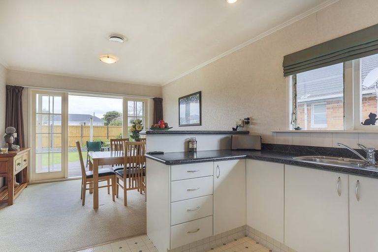 Photo of property in 64 Taikata Road, Te Atatu Peninsula, Auckland, 0610
