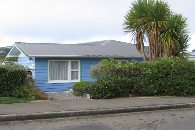 Photo of property in 18 Bellringer Crescent, Newlands, Wellington, 6037