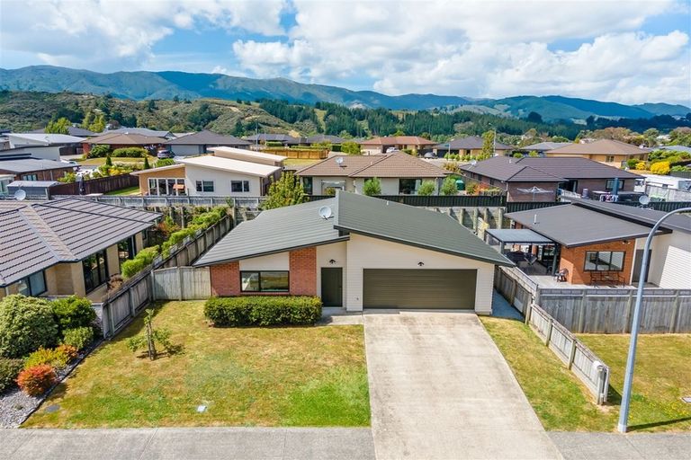 Photo of property in 17 Sunstone Crescent, Brown Owl, Upper Hutt, 5018