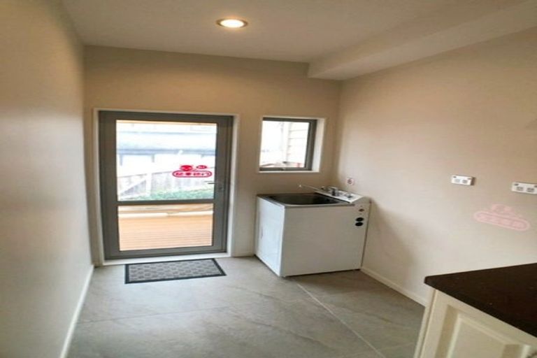 Photo of property in 8 Namsan Close, Fairview Heights, Auckland, 0632