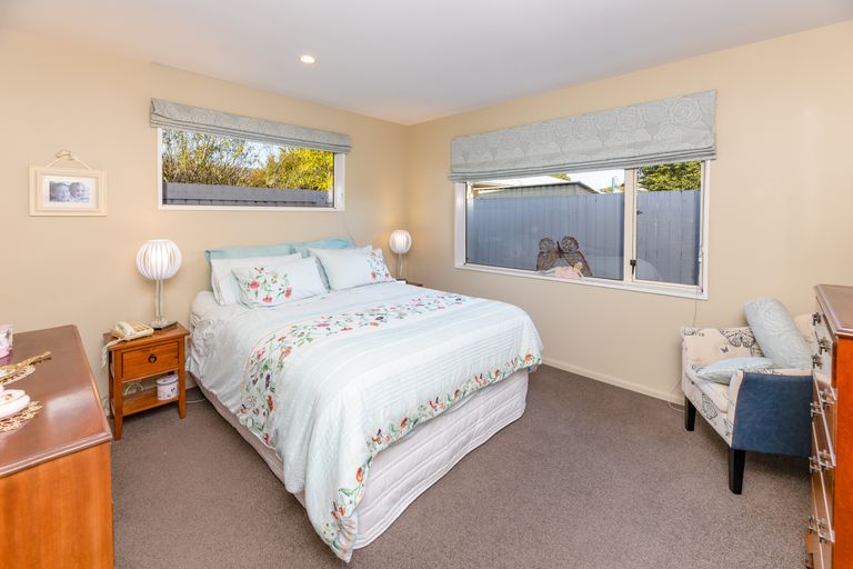 Photo of property in 4 Daniels Road, Redwood, Christchurch, 8051