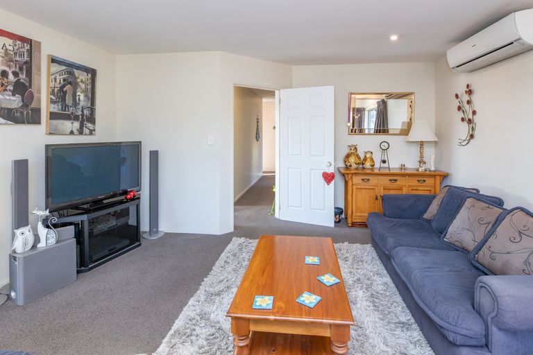 Photo of property in 4 Daniels Road, Redwood, Christchurch, 8051