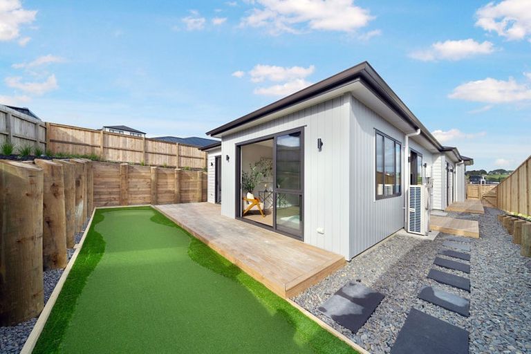 Photo of property in 8 Whakairo Crescent, Gulf Harbour, Whangaparaoa, 0930