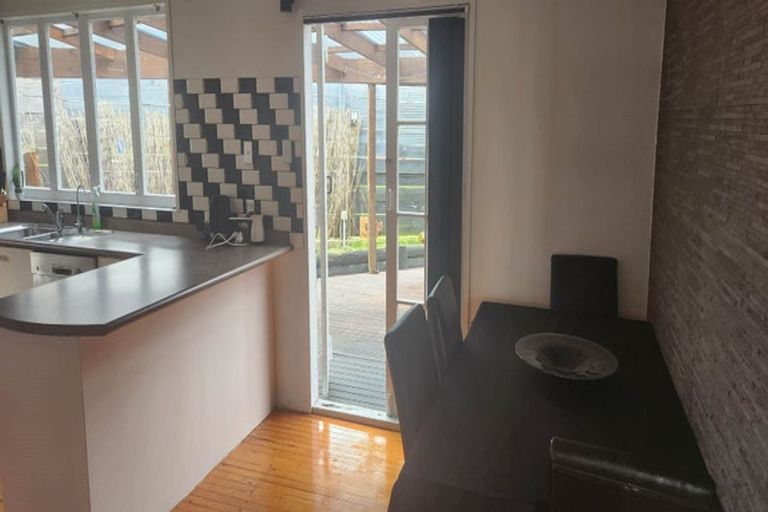 Photo of property in 17 Hewlett Road, Massey, Auckland, 0614