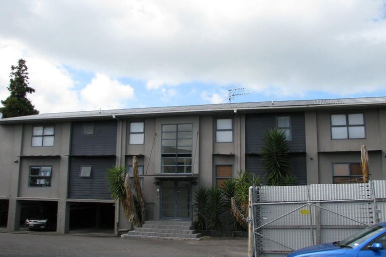 Photo of property in 2/83 Portage Road, New Lynn, Auckland, 0600
