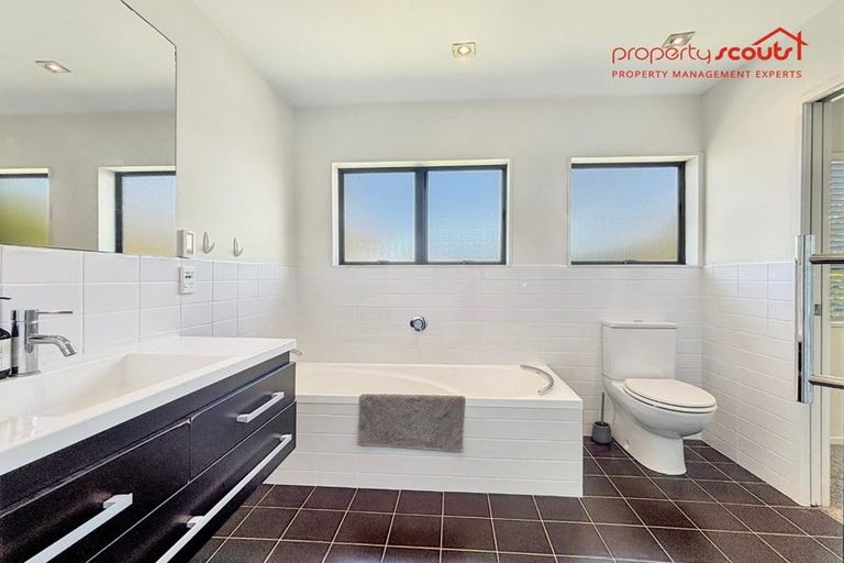 Photo of property in 2/33 Montgomery Avenue, Rothesay Bay, Auckland, 0630