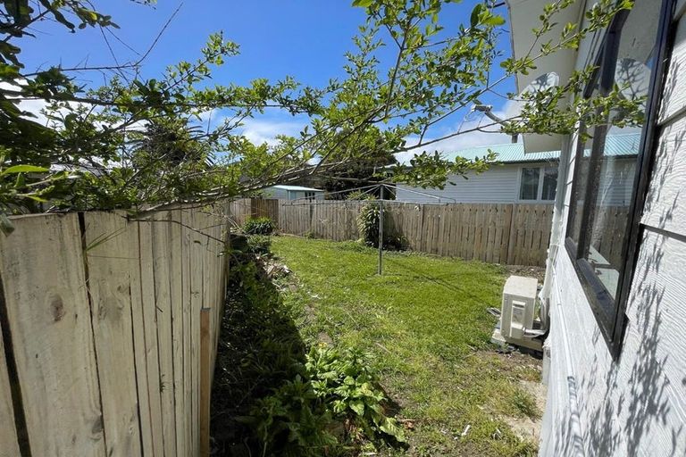 Photo of property in 35 Tarata Crescent, Mangere Bridge, Auckland, 2022