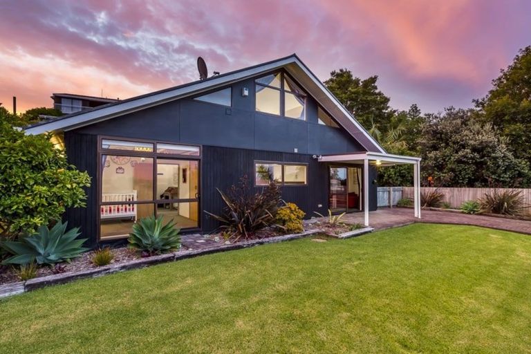 Photo of property in 44 Rewarewa Road, Te Atatu Peninsula, Auckland, 0610