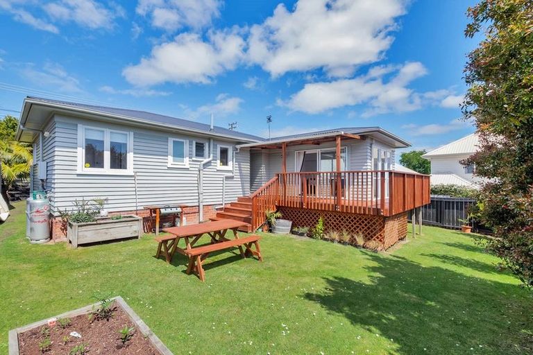 Photo of property in 1 Newington Road, Henderson, Auckland, 0612