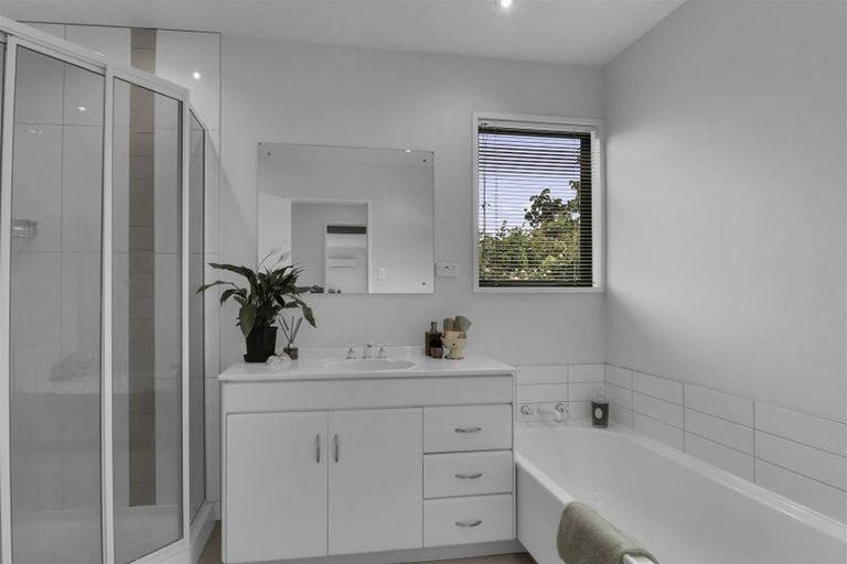 Photo of property in 9 Brockhall Lane, Avonhead, Christchurch, 8042