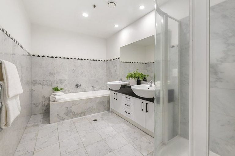 Photo of property in 5c The Promenade, Takapuna, Auckland, 0622