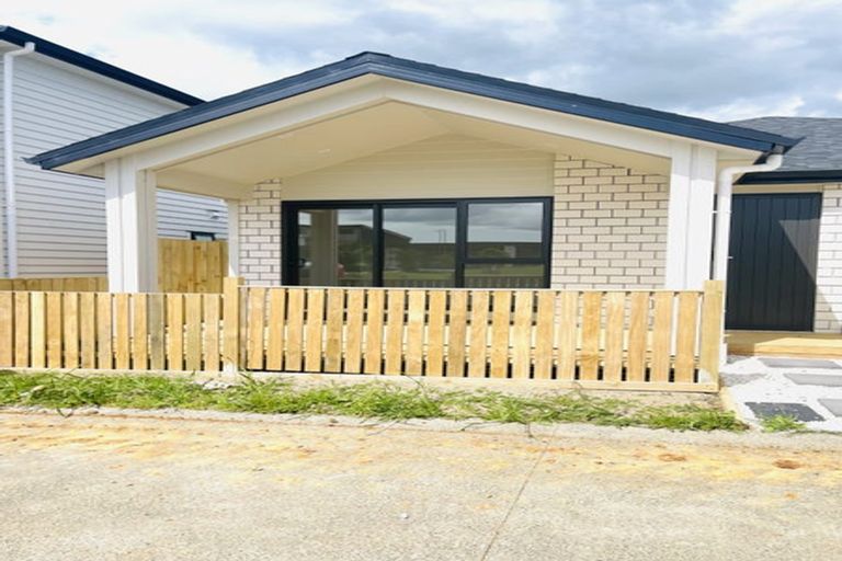 Photo of property in 20 Rorotu Avenue, Karaka, 2113