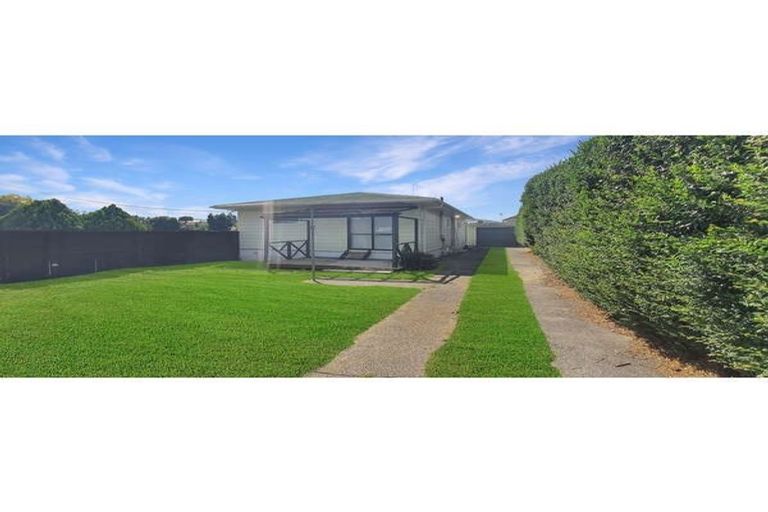 Photo of property in 24 Stokes Avenue, Te Atatu Peninsula, Auckland, 0610