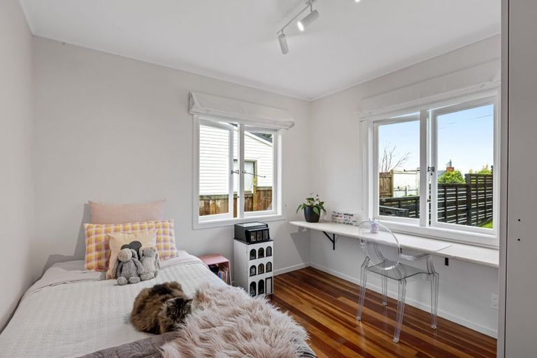 Photo of property in 1/74 College Road, Northcote, Auckland, 0627