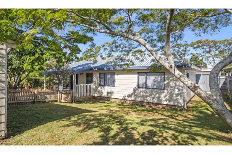 Photo of property in 73a Sandspit Road, Waiuku, 2123