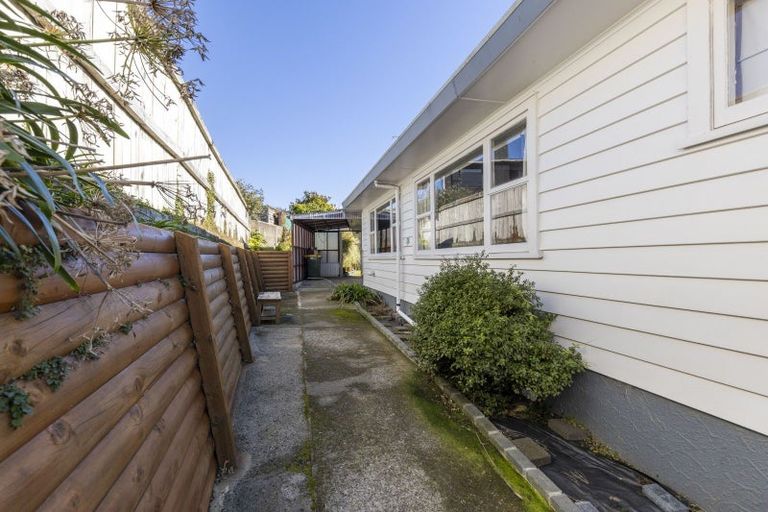 Photo of property in 52 Queens Road, Glen Avon, New Plymouth, 4312