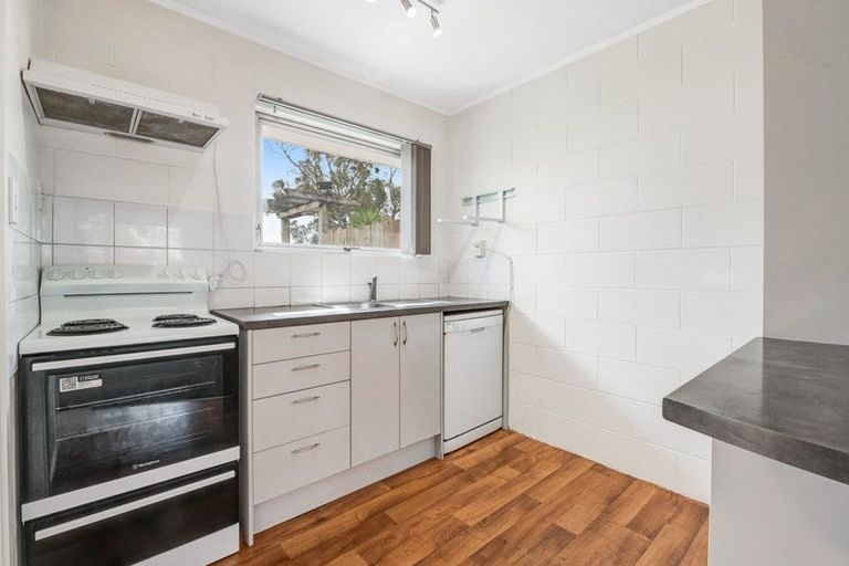 Photo of property in 1/587 Glenfield Road, Totara Vale, Auckland, 0629