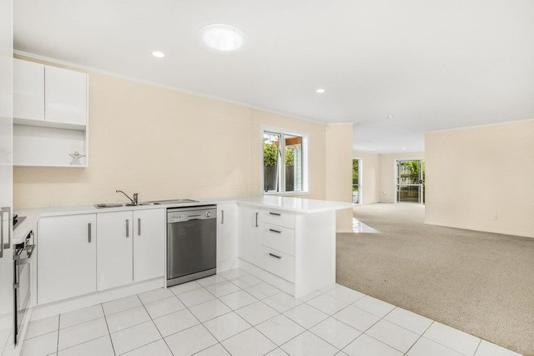 Photo of property in 13a Golf Road, New Lynn, Auckland, 0600