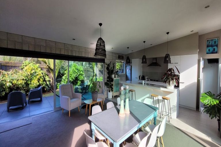 Photo of property in 28 Veale Road, Frankleigh Park, New Plymouth, 4310