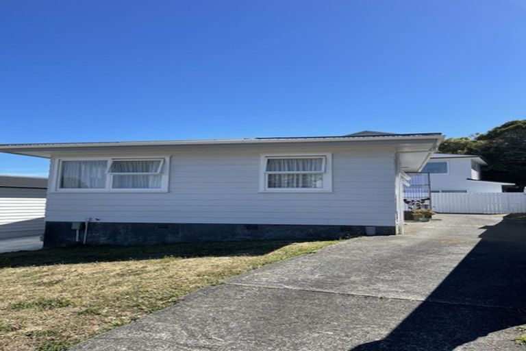 Photo of property in 76 Stewart Drive, Newlands, Wellington, 6037