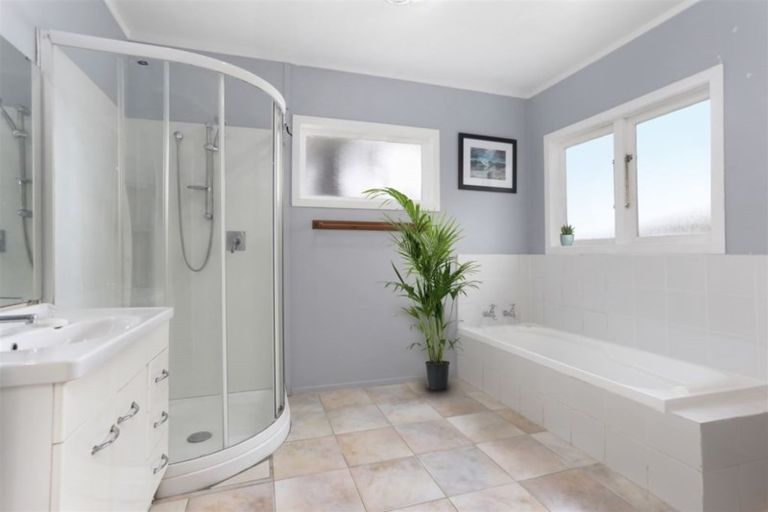 Photo of property in 82 Taikata Road, Te Atatu Peninsula, Auckland, 0610