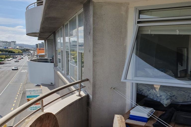 Photo of property in Grandstand Apartments, 4/80 Kent Terrace, Mount Victoria, Wellington, 6011