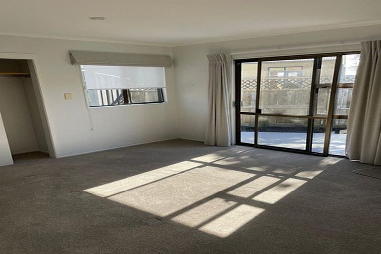 Photo of property in 1/865 Beach Road, Waiake, Auckland, 0630