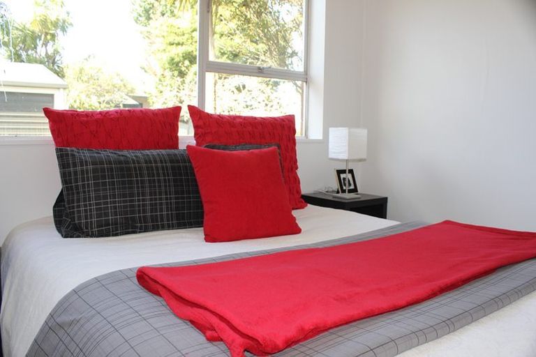 Photo of property in 2/23 Tahi Terrace, Glen Eden, Auckland, 0602