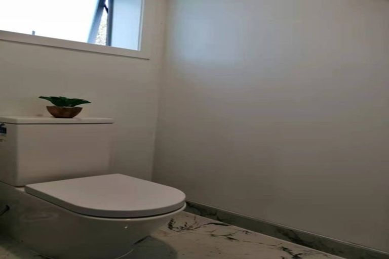 Photo of property in 121 Ennis Avenue, Pakuranga Heights, Auckland, 2010