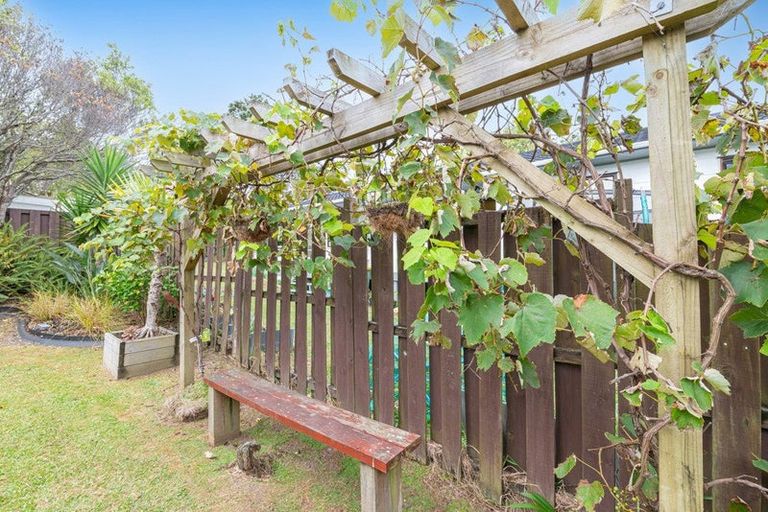 Photo of property in 2/15 Tetrarch Place, Totara Vale, Auckland, 0629