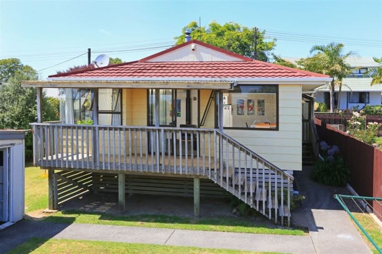 Photo of property in 1 Marlene Avenue, Te Atatu South, Auckland, 0610