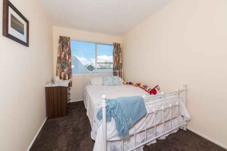 Photo of property in 32 Renata Crescent, Te Atatu Peninsula, Auckland, 0610