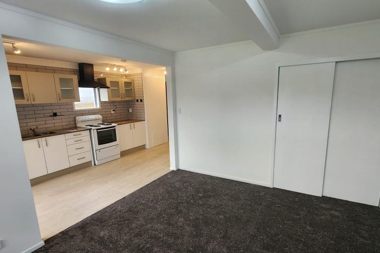 Photo of property in 623 Glenfield Road, Totara Vale, Auckland, 0629