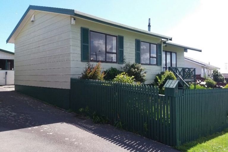 Photo of property in 14 Edgecombe Street, Newlands, Wellington, 6037