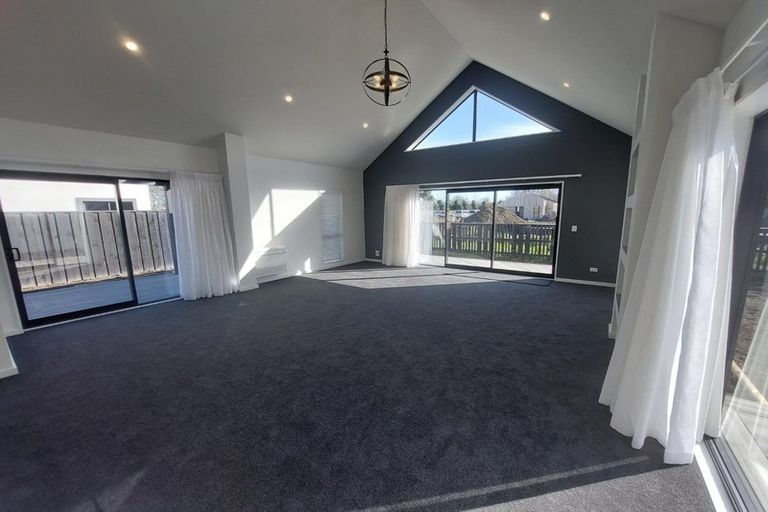 Photo of property in 21 Irvines Track, Halswell, Christchurch, 8025
