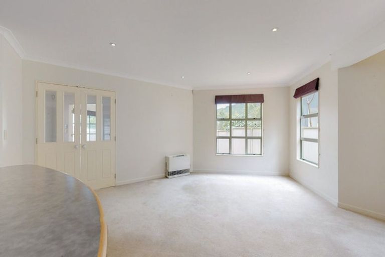 Photo of property in 8 Waterhouse Drive, Brooklyn, Wellington, 6021