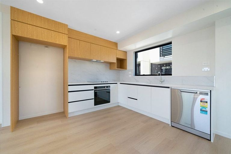 Photo of property in 5/16 Hewlett Road, Massey, Auckland, 0614