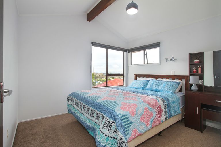 Photo of property in 1/6 Sovereign Place, Glenfield, Auckland, 0629