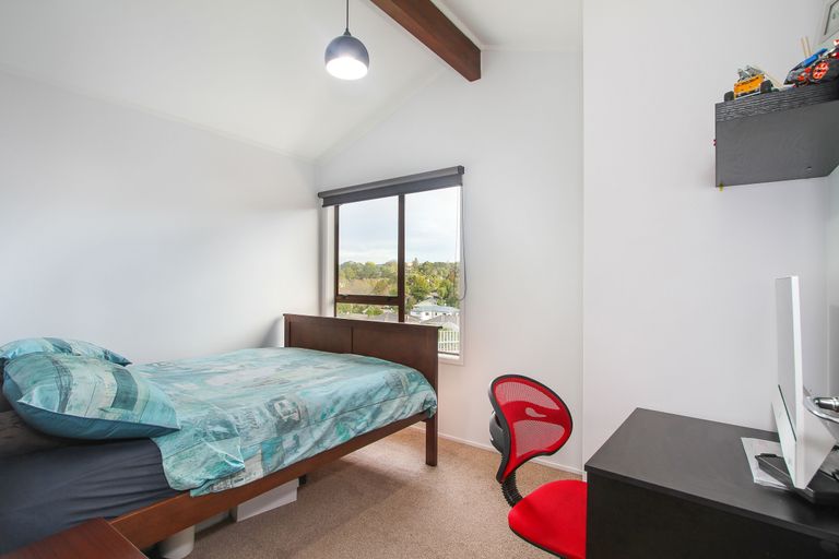 Photo of property in 1/6 Sovereign Place, Glenfield, Auckland, 0629