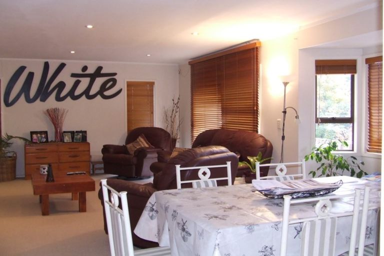 Photo of property in 1/4 Pine Hill Crescent, Browns Bay, Auckland, 0630
