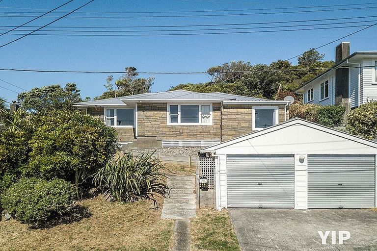 Photo of property in 11 Link Road, Newlands, Wellington, 6037