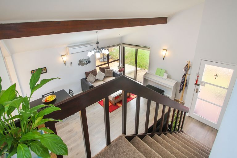 Photo of property in 1/6 Sovereign Place, Glenfield, Auckland, 0629