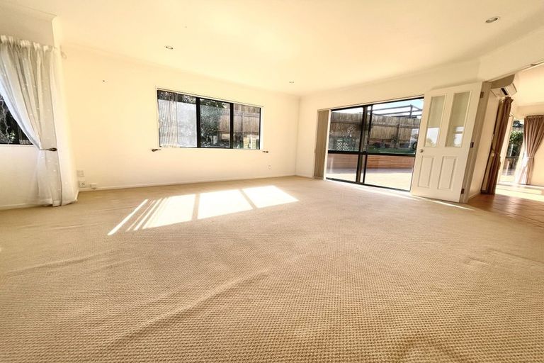 Photo of property in 31 Kath Hopper Drive, Orewa, 0931