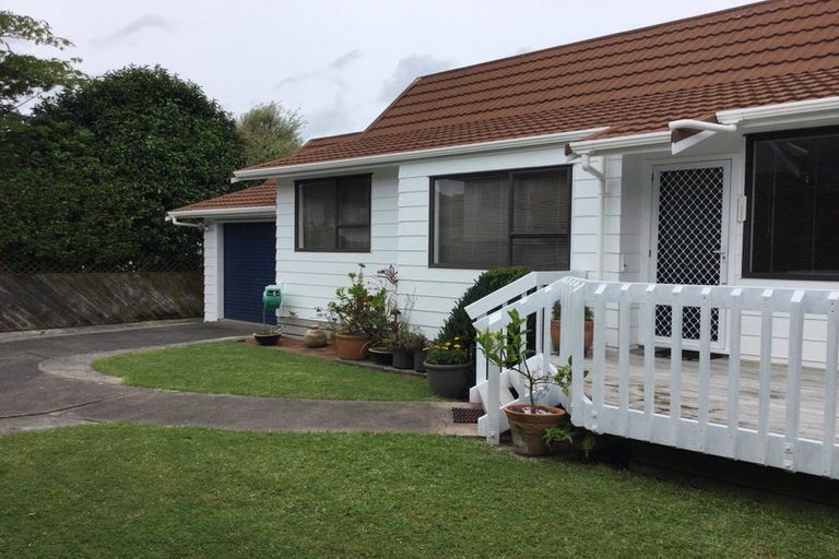 Photo of property in 7 Vardon Road, Green Bay, Auckland, 0604