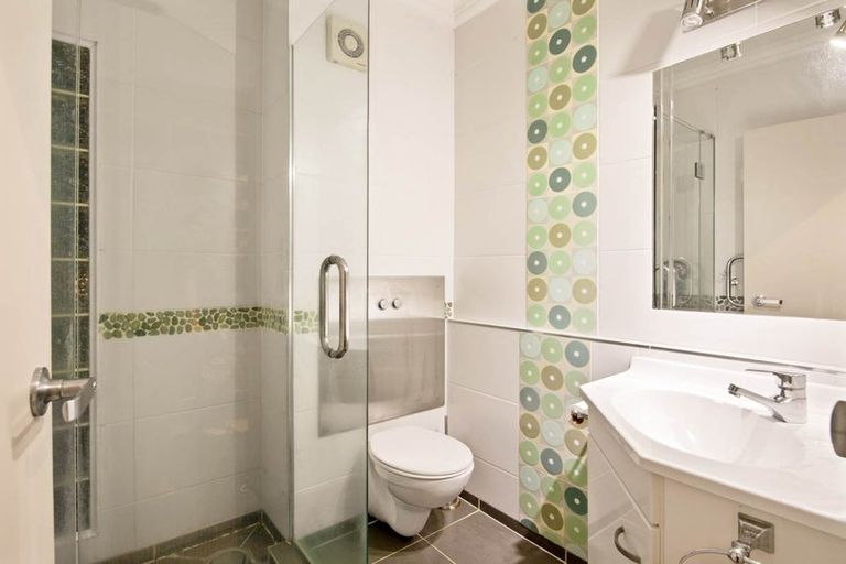 Photo of property in 8a Oteha Valley Road, Northcross, Auckland, 0632