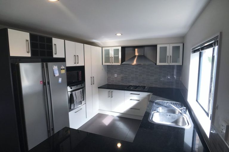 Photo of property in 28b Roberts Road, Glenfield, Auckland, 0629