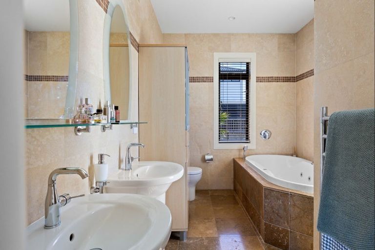 Photo of property in 21 Penwood Close, East Tamaki Heights, Auckland, 2016